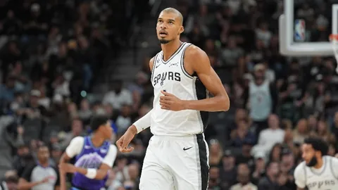 塔图姆三双引领凯尔特人连赢8场，霍勒迪助力21分6板6助击败马刺